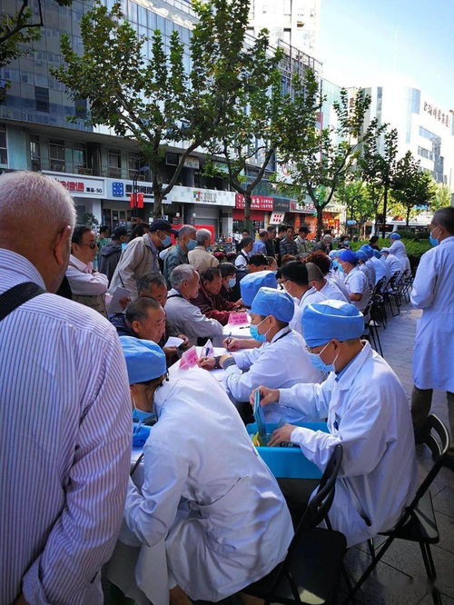 虹口區(qū)江灣醫(yī)院組織廣大黨員與醫(yī)療專家在四川北路舉行大型健康義診服務(wù)活動